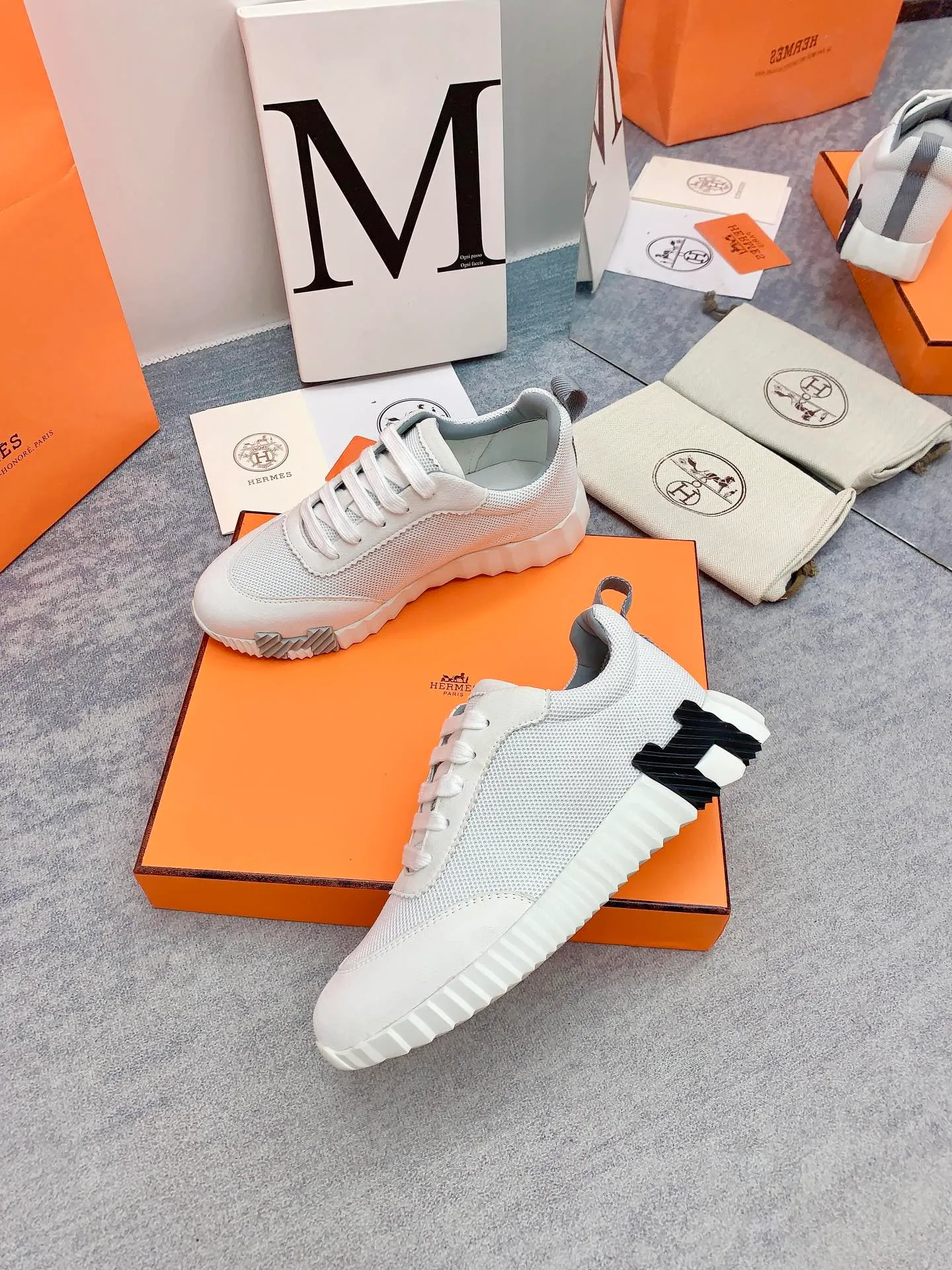 👟👟Ex-factory price 640👟👟 [Hermes] New Bouncing Couple 👫Sneakers. The most comfortable shoes from Hermès, no one else⃣️. They are very light on the feet and very beautiful. You will not feel tired when you go shopping and running around. 👍 The overall suede leather feels very good, very beautiful and very versatile. It is very light, comfortable and extremely light, suitable for both sports and leisure. It feels great to step on! 30+ men's and women's color combinations. You can choose, there will always be what you want~ ✅Fabric: Imported high mercerized sheep + original rain velvet ✅Inner: Imported silk sheepskin for lining insole ✅Outsole: Seamless combination of IP+TPU (multi-color letters) German technology irradiation machine ✅Code number: 35-41 for women and 38-46 for men (41 for women, 45.46 for men, customized and non-returnable)